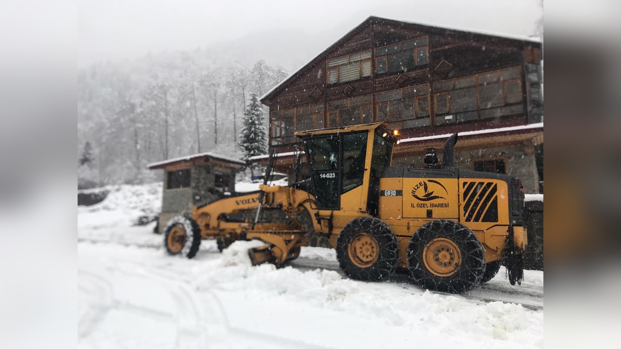 Rize ve Artvin'de Kar Yağışı Köy Yollarını Kapatıyor