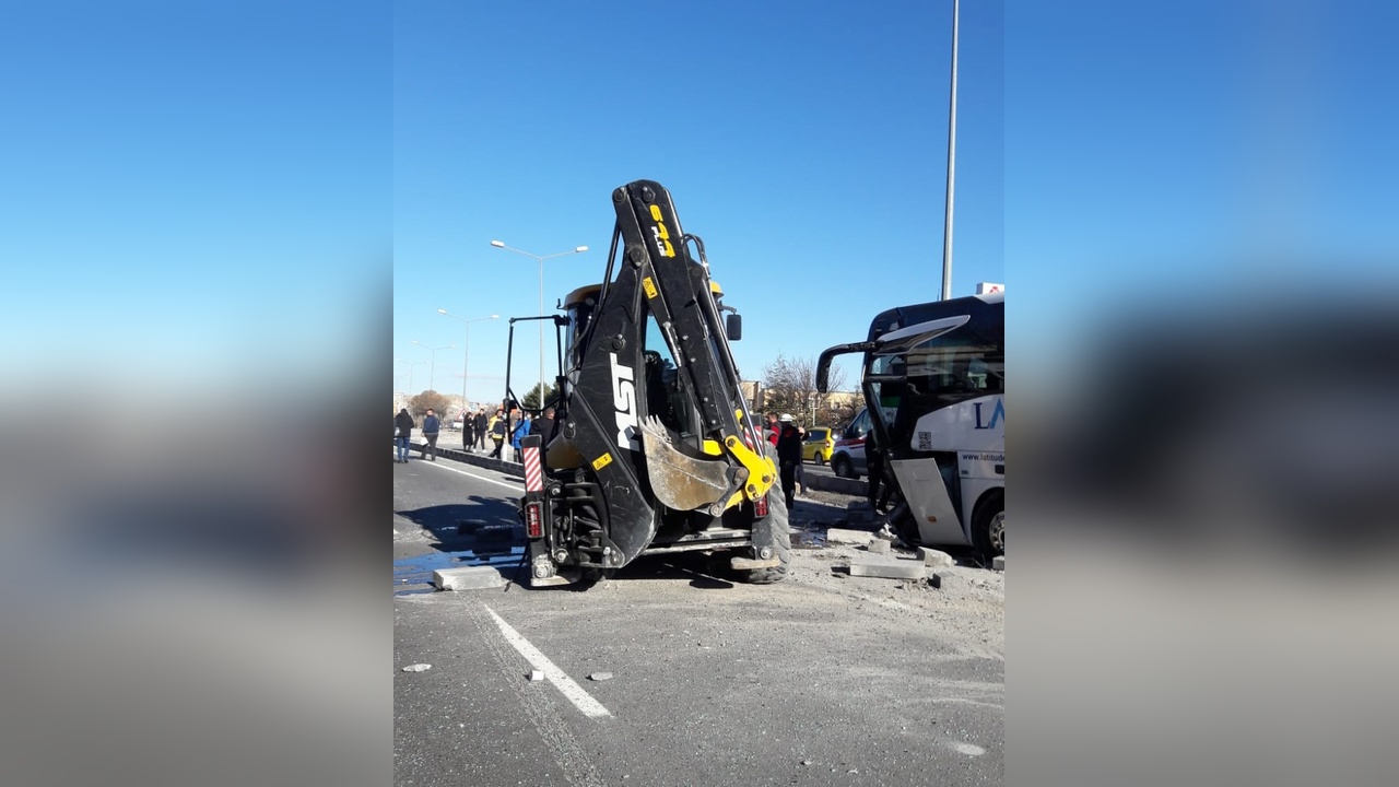Turist Otobüsü İş Makinesiyle Çarpıştı, 7 Kişi Yaralandı