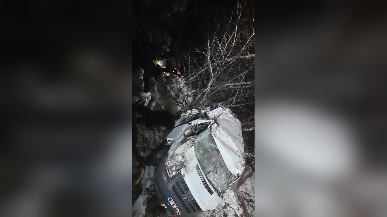 Trabzon'da Minibüs Dereye Yuvarlandı: Bir Kişi Hayatını Kaybetti