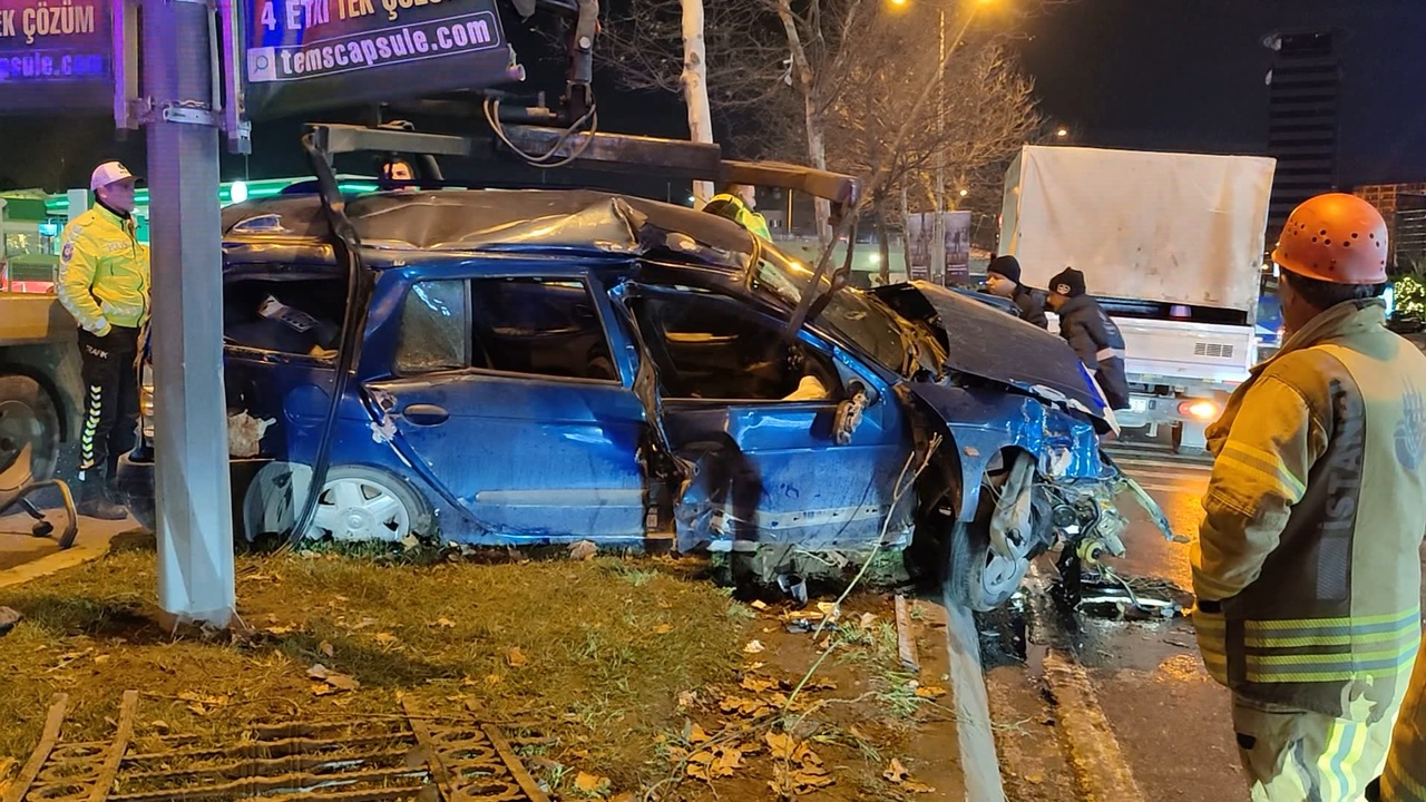 Sarıyer'de Korkuluklara Çarpan Otomobilde 4 Kişi Yaralandı