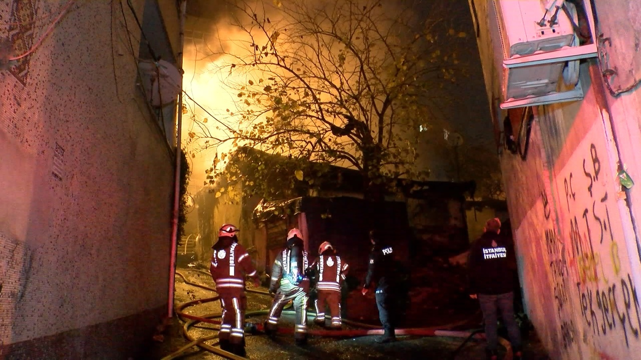 Beyoğlu'nda Gecekondu Yangını Patlamayla Sonuçlandı
