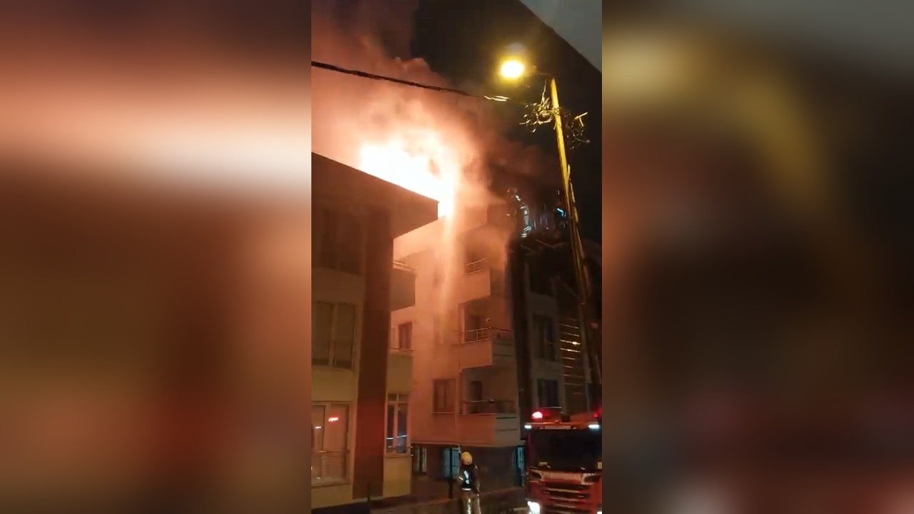 Çekmeköy'de 3 katlı binanın teras katında yangın paniği