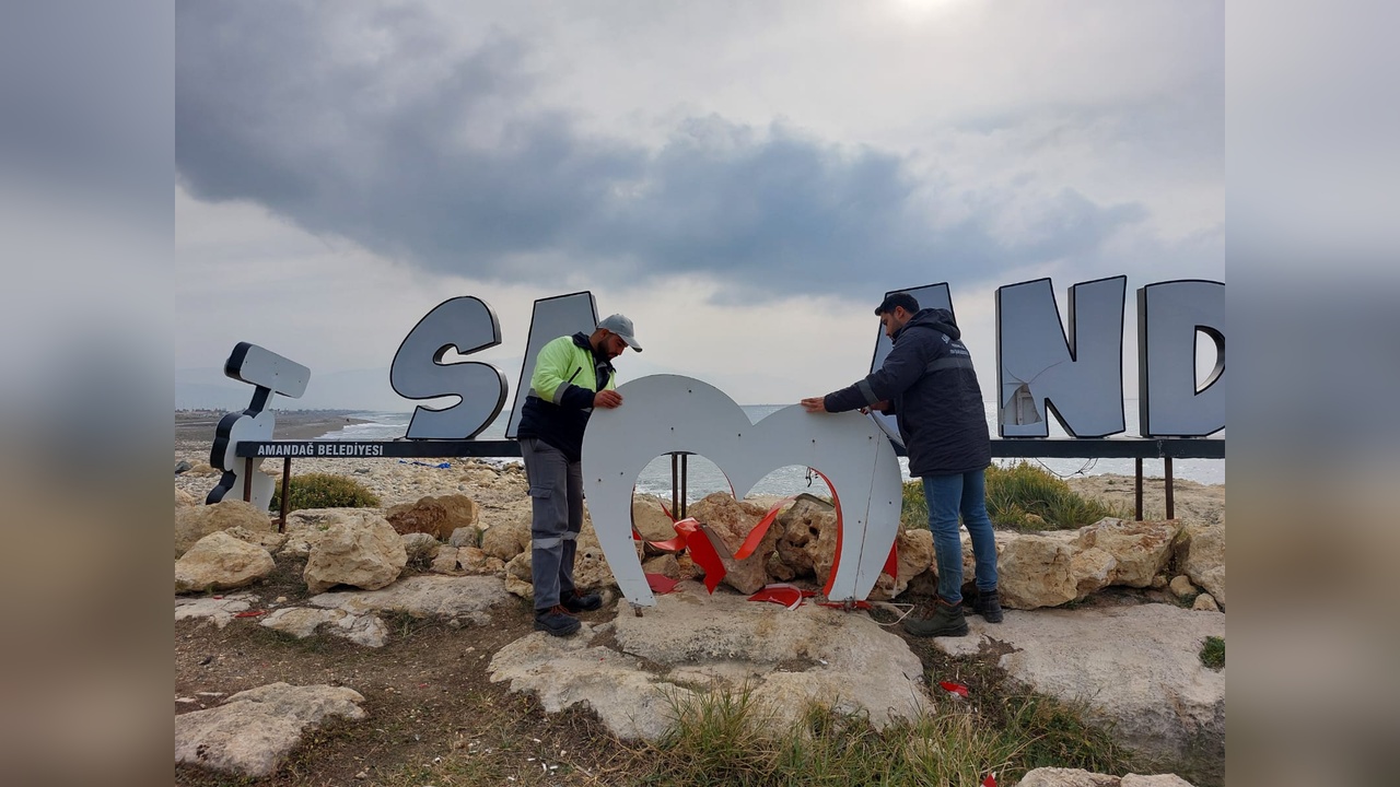 Samandağ'da Logo Sembolleri Hasar Gördü