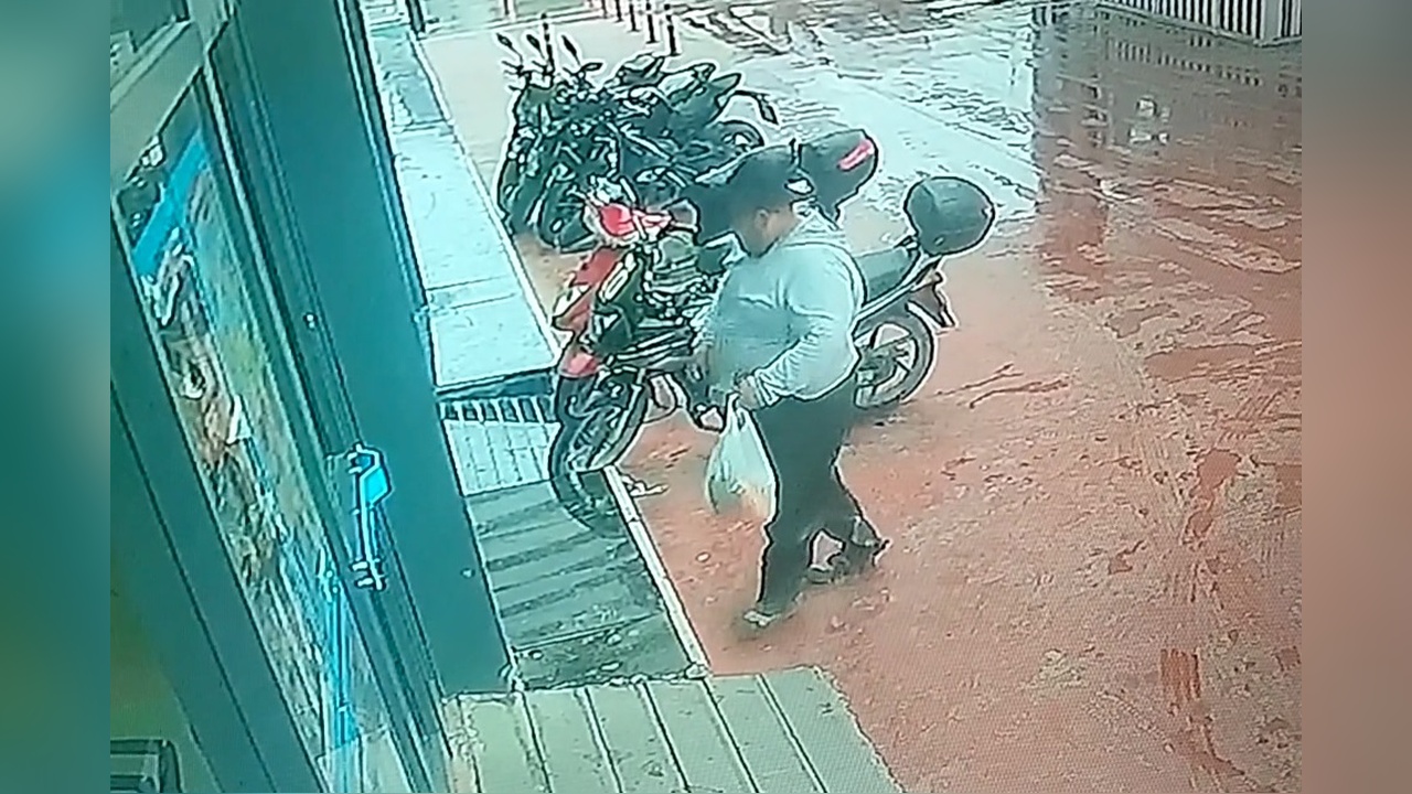 Çamurlu Ayakkabılarını Çıkararak  Alışveriş Yaptı