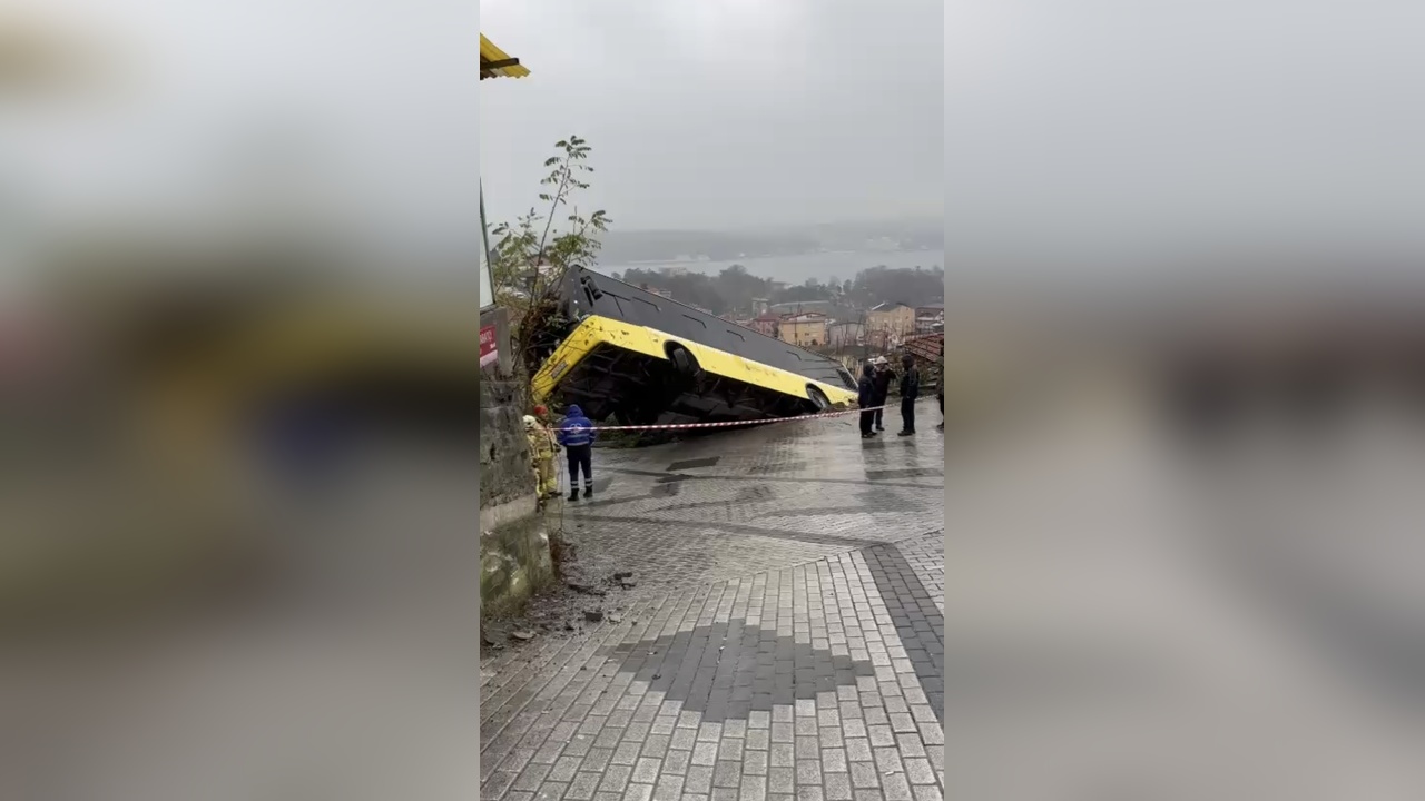 Beykoz'da İETT Otobüsü Yokuş Aşağı Kayarak Bahçeye Düştü