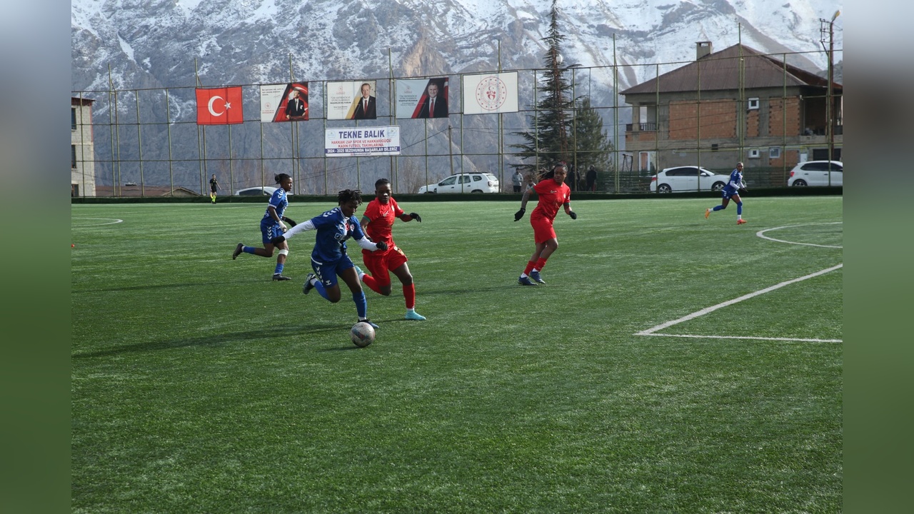 Hakkarigücü Kadın Futbol Takımı'ndan Amed'e 2-0'lık Galibiyet