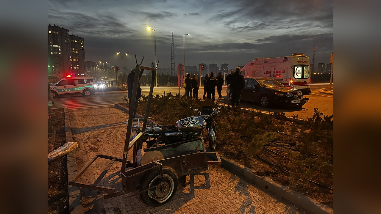 Kayseri'de Trafik Kazası: Otomobil ve Sepetli Motosiklet Çarpıştı, 4 Kişi Yaralandı