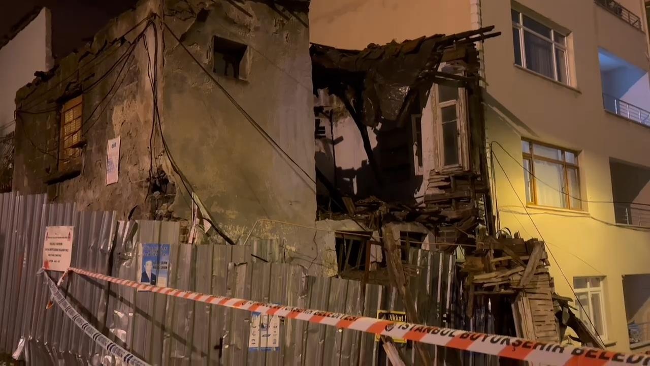 Beyoğlu'nda Terk Edilmiş Binada Kısmi Çökme