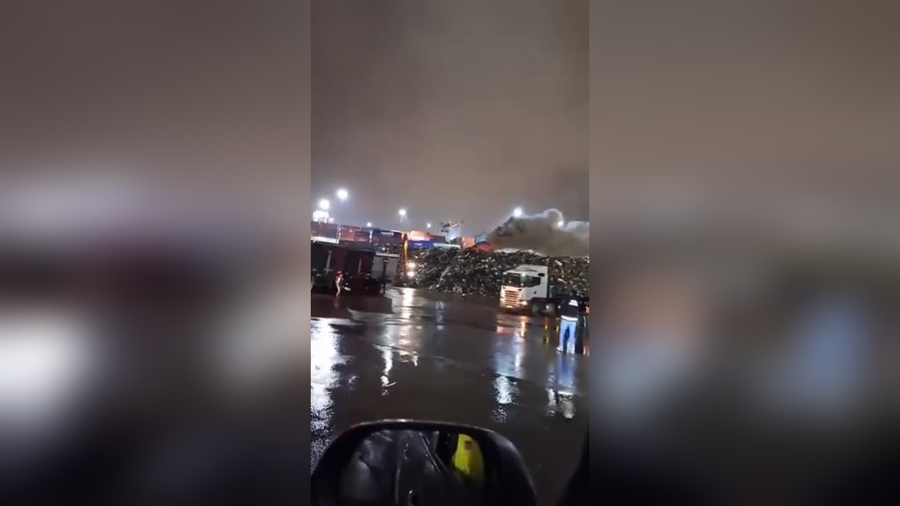 Ambarlı Limanı'ndaki Hurdalıkta Yangın Çıktı