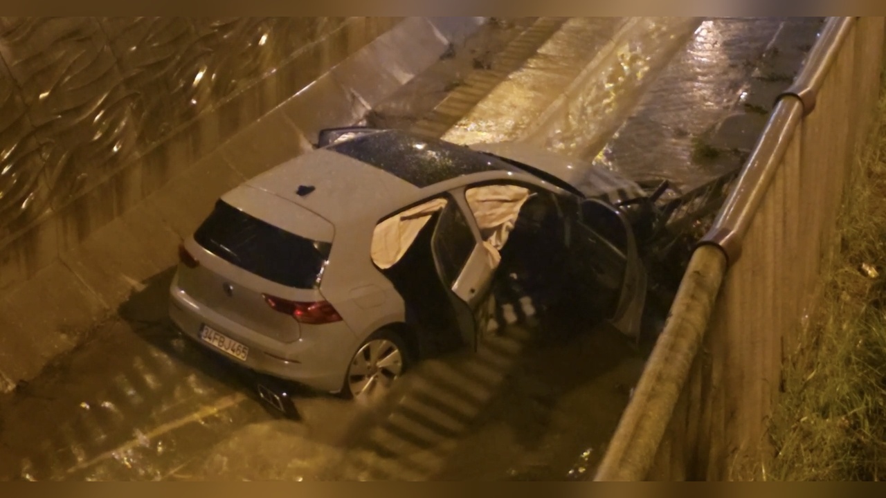 Sultanbeyli'de Otomobil Dereye Uçtu: 5 Kişi Yaralandı