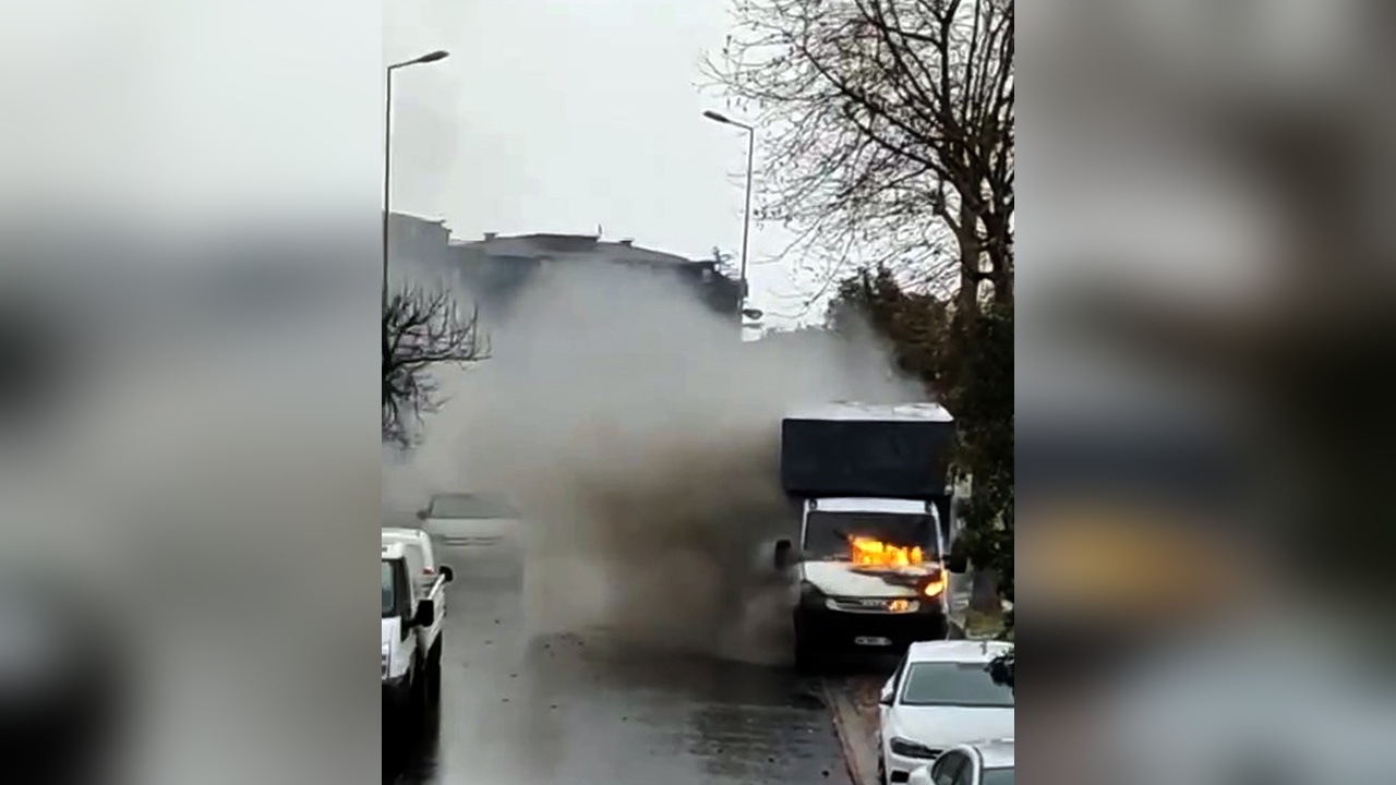Avcılar'da Park Halindeki Kamyonet Alev Aldı