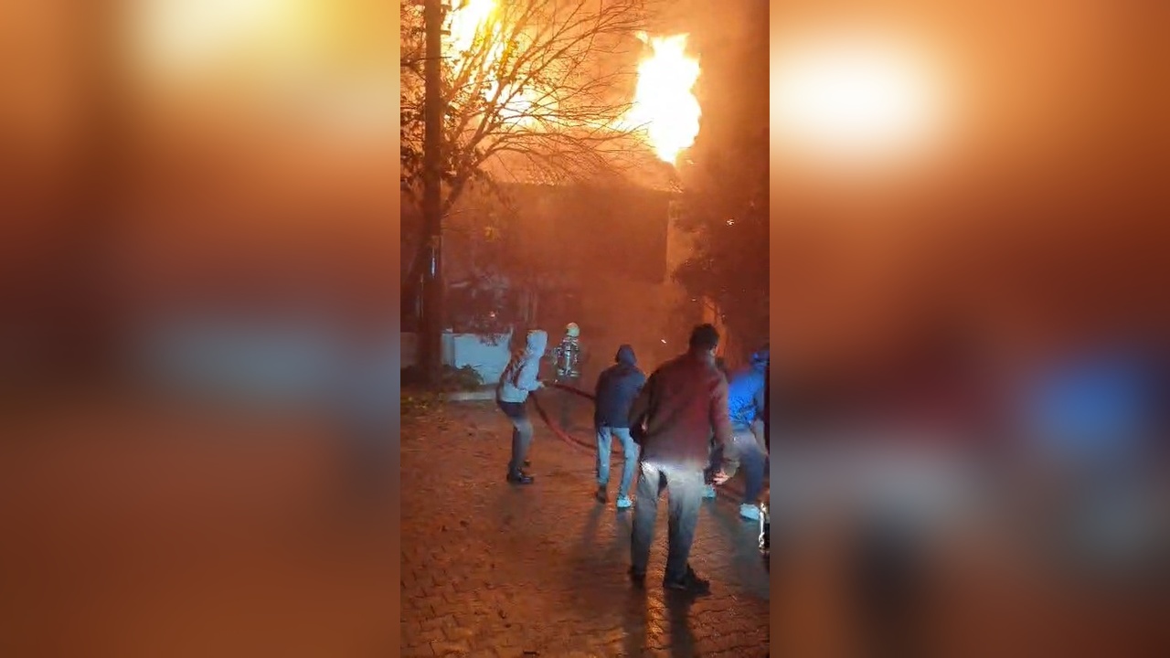 İki Katlı Ahşap Ev Yangında Küle Döndü