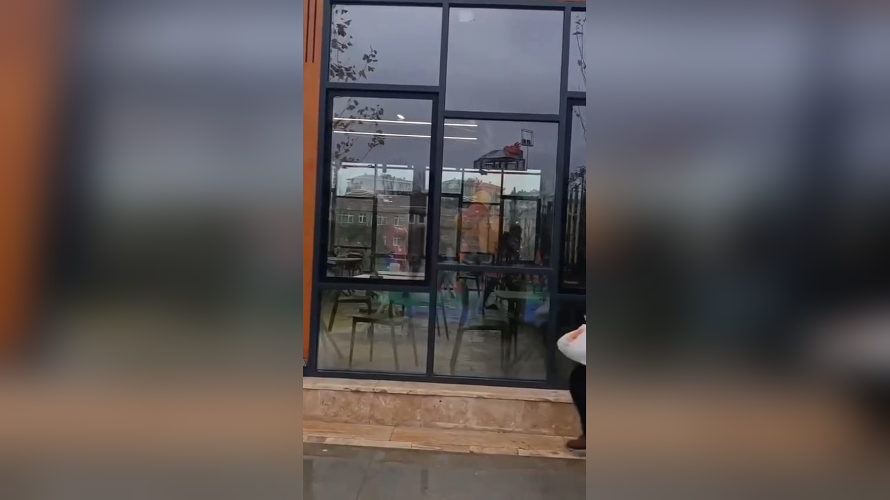 Fatih'te Eski Sevgiliye Falçatalı Saldırı: 3 Kişi Yaralandı