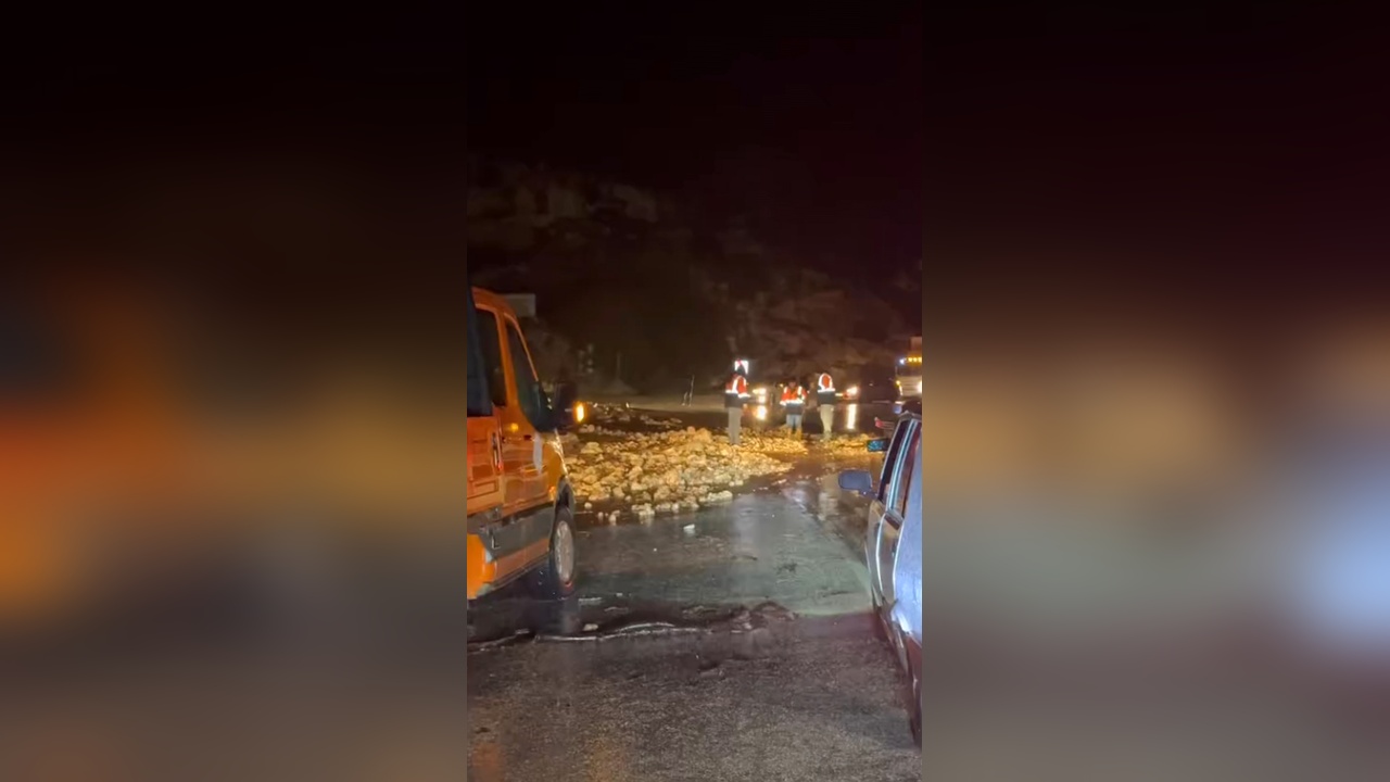 Antalya'da Şiddetli Yağışlar Finike-Demre Yolunu Kapattı