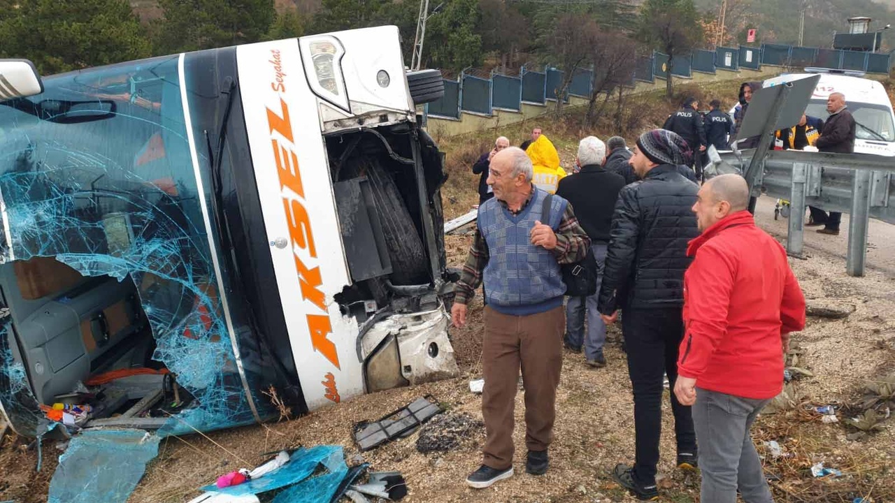 Isparta'da Yolcu Otobüsü Devrildi, Çok Sayıda Yaralı Var