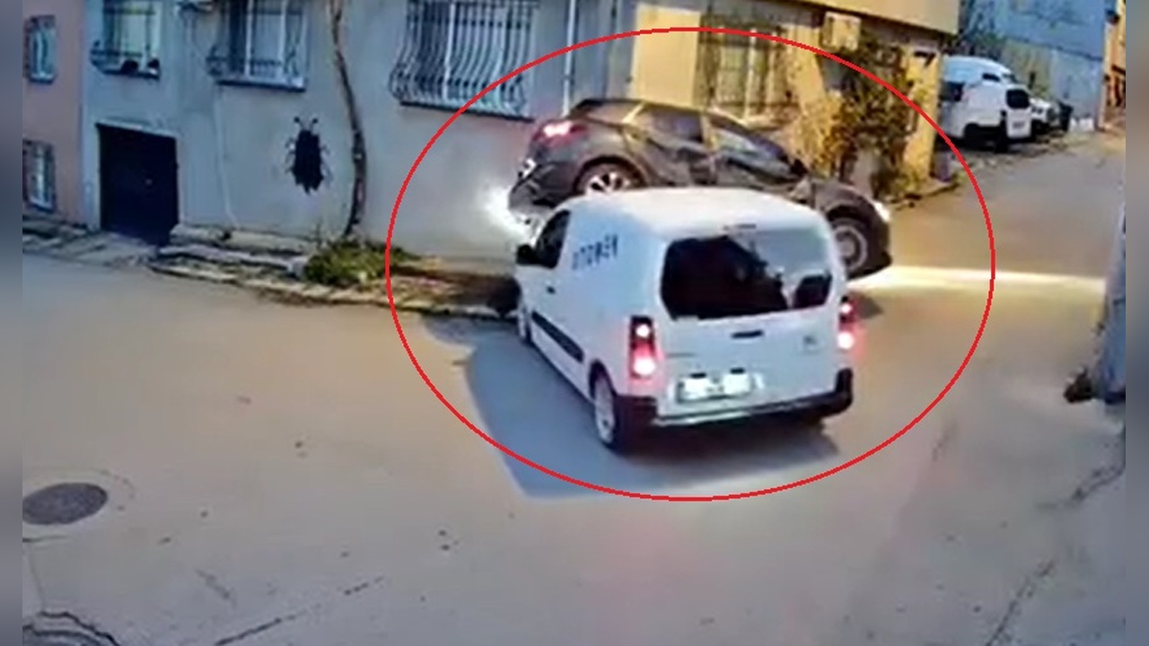 Hafif Ticari Araç ve Otomobil Çarpıştı: Kaza Anı Kameralara Yansıdı