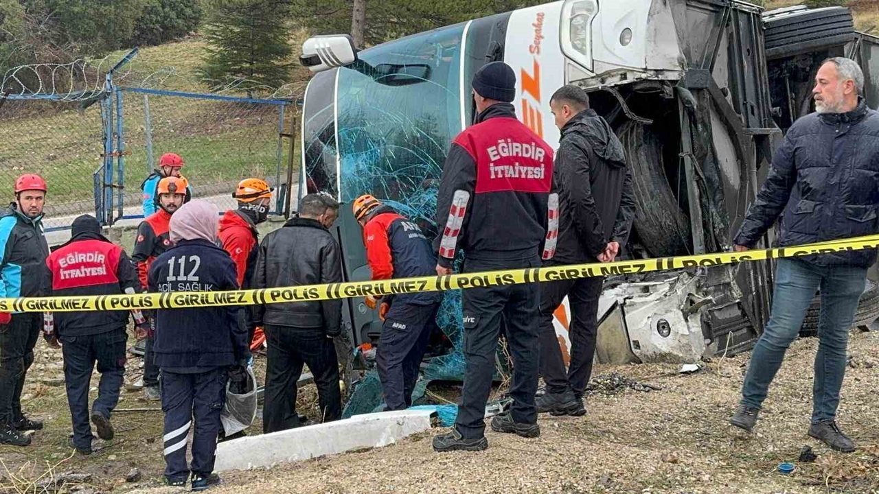 Isparta'da Yolcu Otobüsü Devrildi: 1 Kişi Hayatını Kaybetti, Çok Sayıda Yaralı Var
