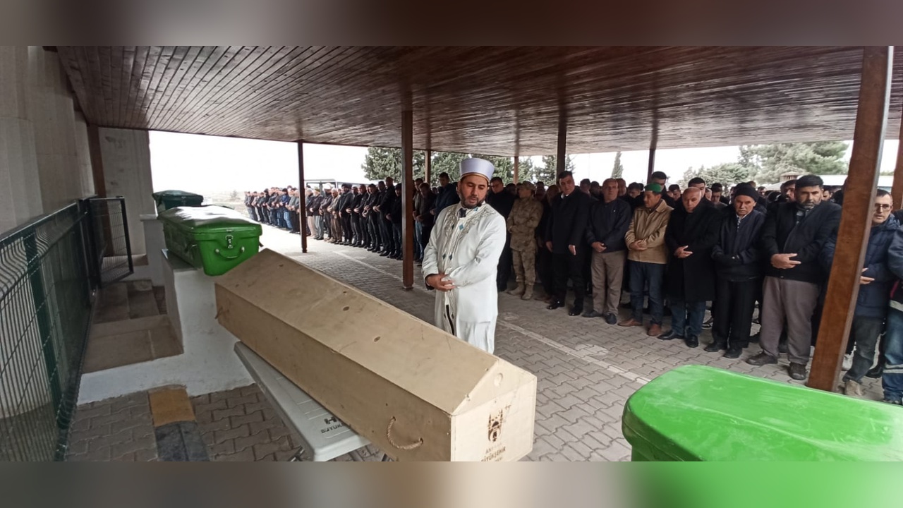 Hatay'da doğal gaz zehirlenmesi sonrası baba taburcu oldu, cenazeye katıldı