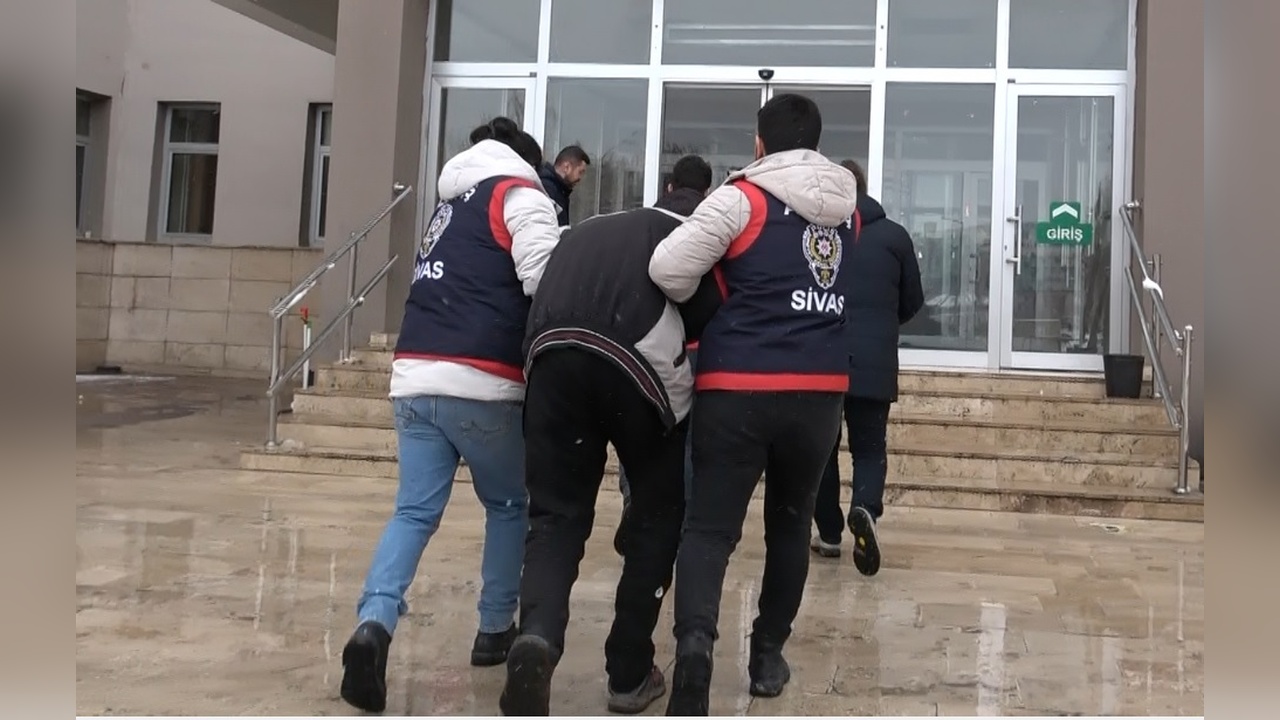 İkizleri ve annesini öldüren şüpheli adliyeye sevk edildi