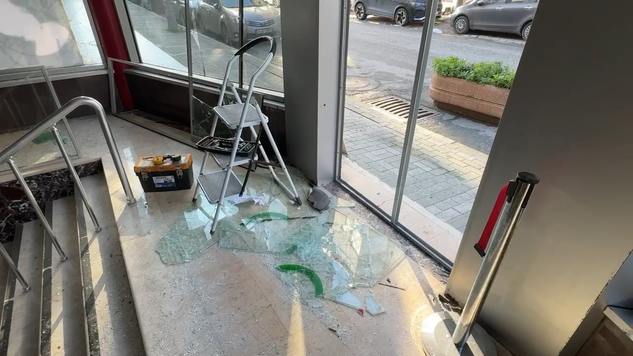 Avcılar'da Kapatılan Hastaneye Taşlı Saldırı