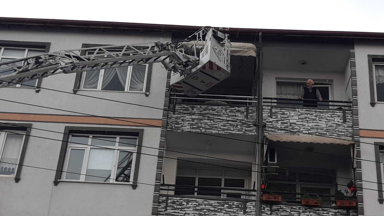 Kilitli Kalan Kadın İtfaiye Tarafından Kurtarıldı