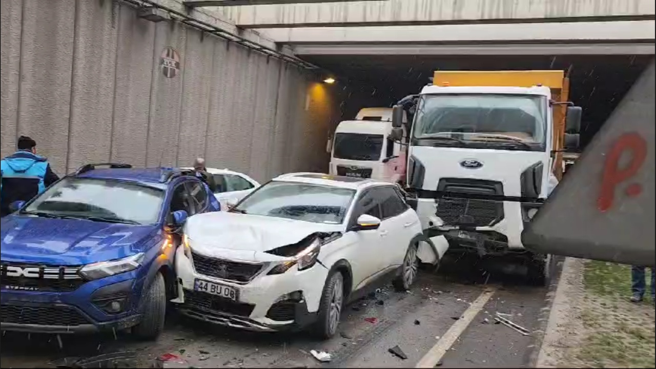 Malatya'da Zincirleme Trafik Kazası: 6 Kişi Yaralandı