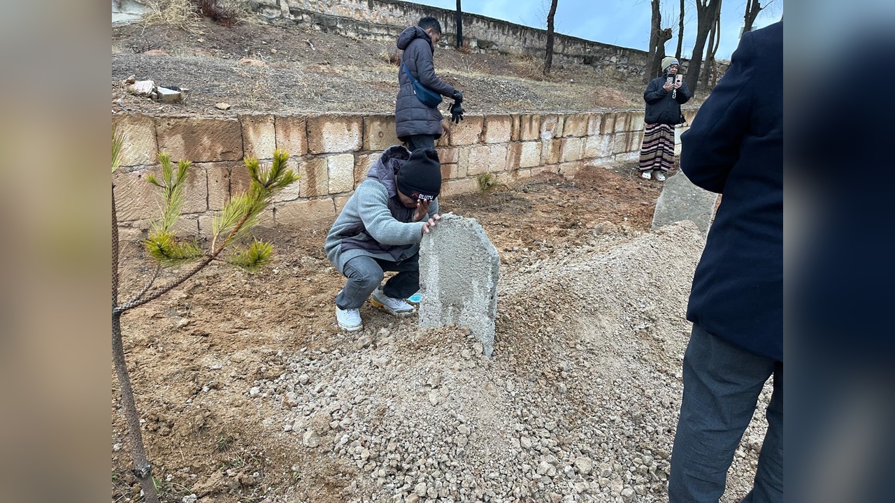 Endonezyalı kadın turistin cenazesi kimsesizler mezarlığında defnedildi