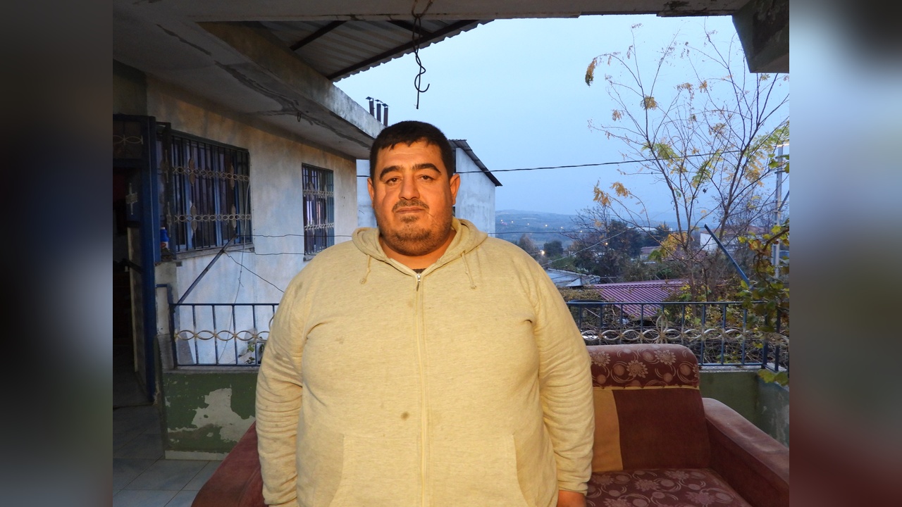 İnşaat işçisinden örnek davranış: Market girişinde ayakkabılarını çıkardı
