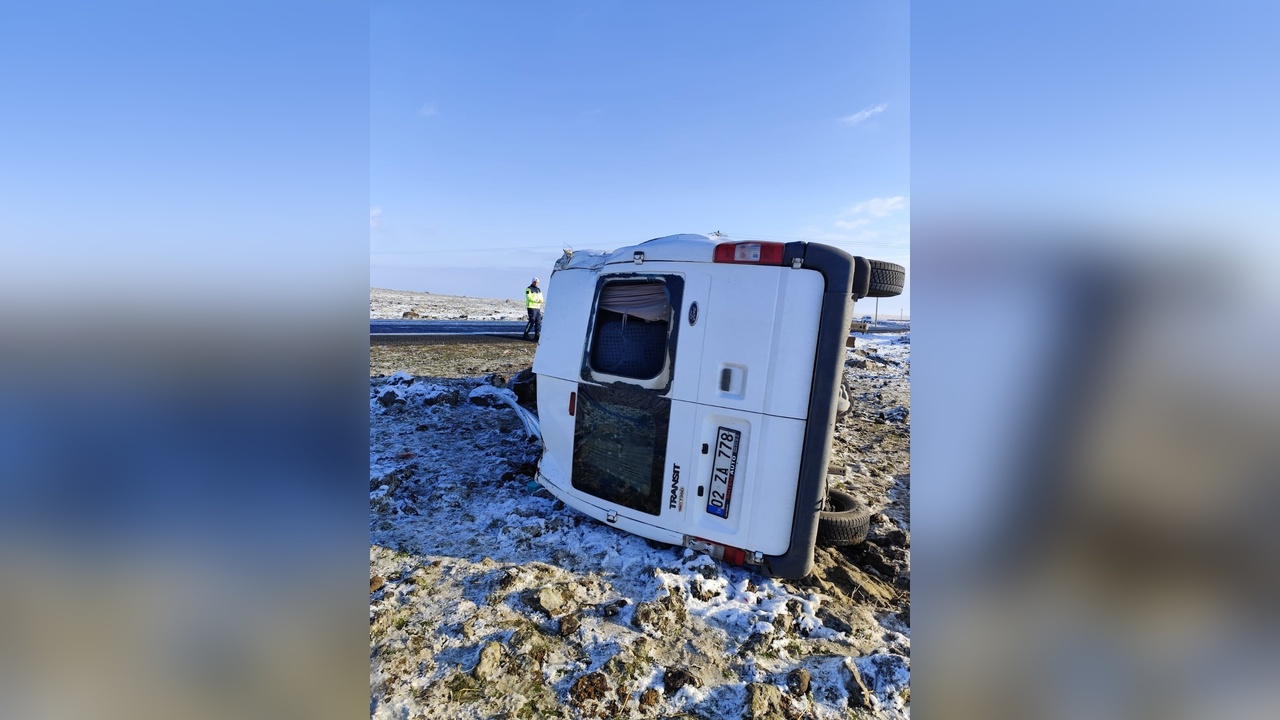Servis minibüsü tarlaya devrildi; 11 öğretmen yaralandı