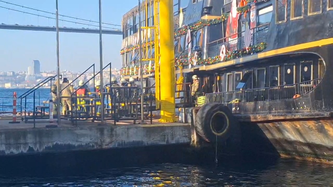 Beylerbeyi'nde Tur Teknesinde Yangın Çıktı