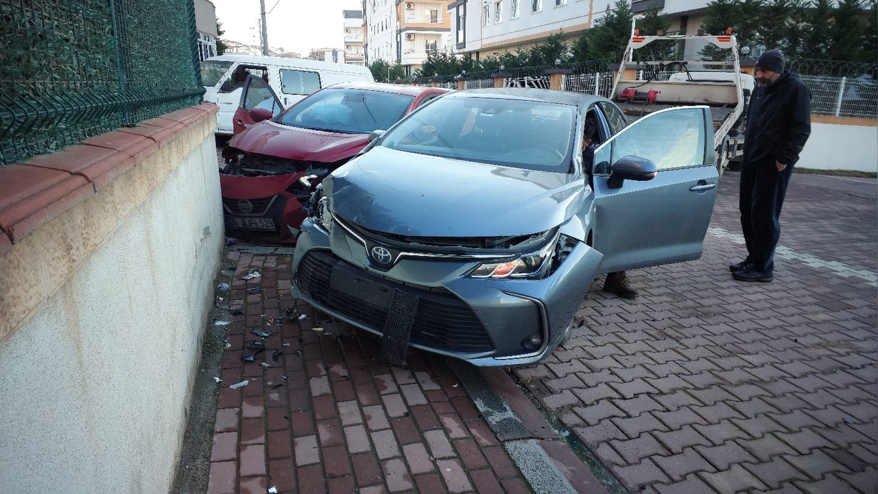 Kavşakta İki Araç Çarpıştı: 1 Çocuk ve 3 Yaralı