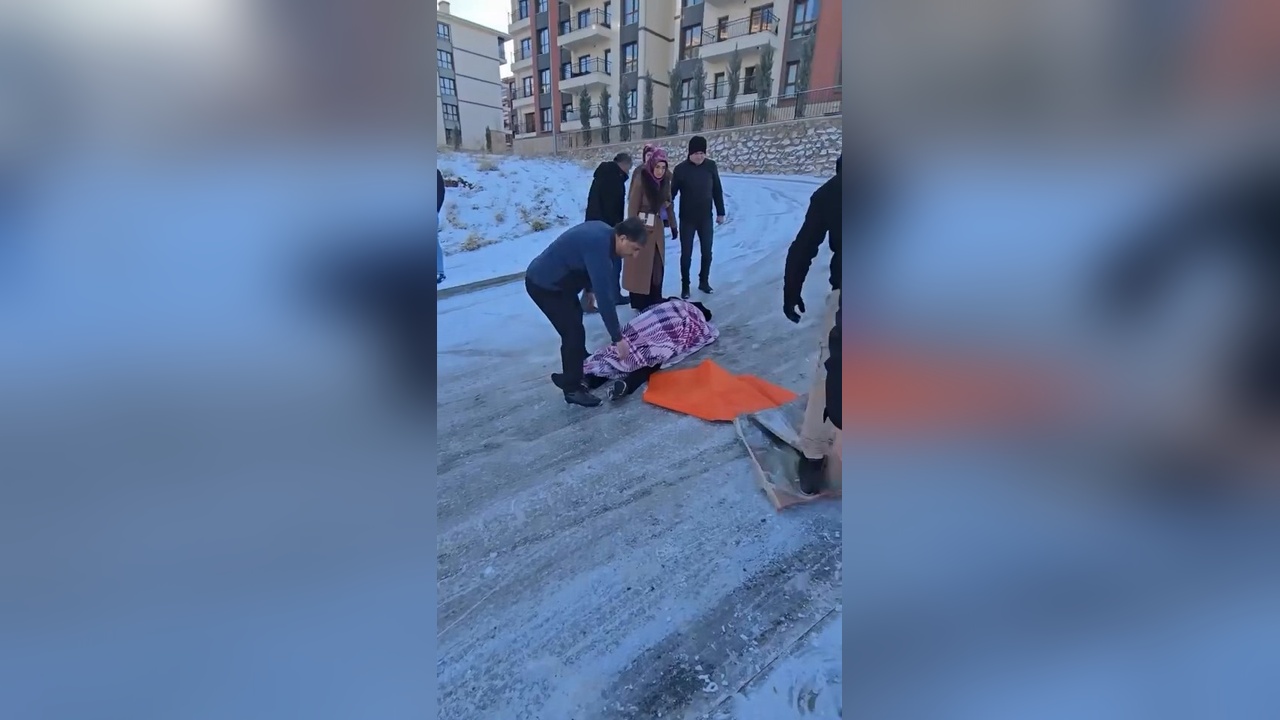 Buzlu Yolda Düşen Yaralıya Zorlu Müdahale