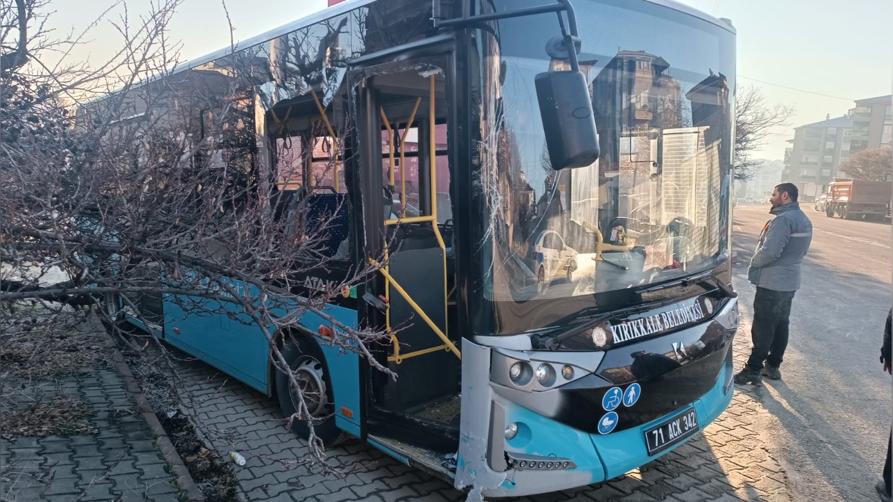 Halk otobüsü ve otomobilin çarpışması sonucu 6 kişi yaralandı
