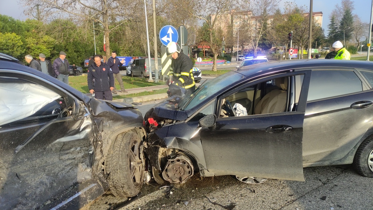 Kavşakta meydana gelen trafik kazasında iki sürücü yaralandı