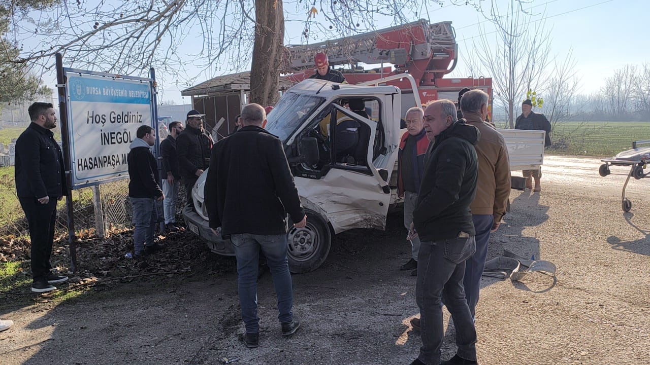 Otomobil ve kamyonet çarpıştı, 3 kişi yaralandı