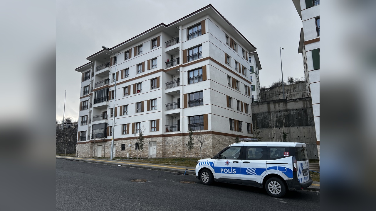 Balkondan Düşen Kadın Hastaneye Kaldırıldı