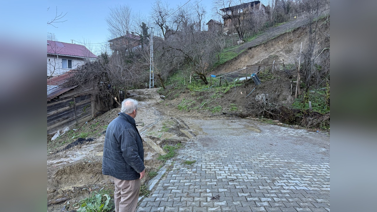 Bartın'da Heyelan Nedeniyle Köy Yolu Ulaşıma Kapandı