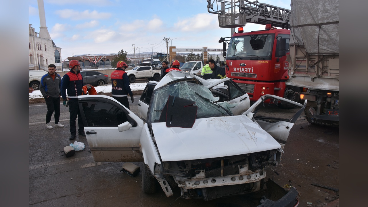 Park Halindeki TIR'a Çarpan Otomobilin Sürücüsü Ağır Yaralandı