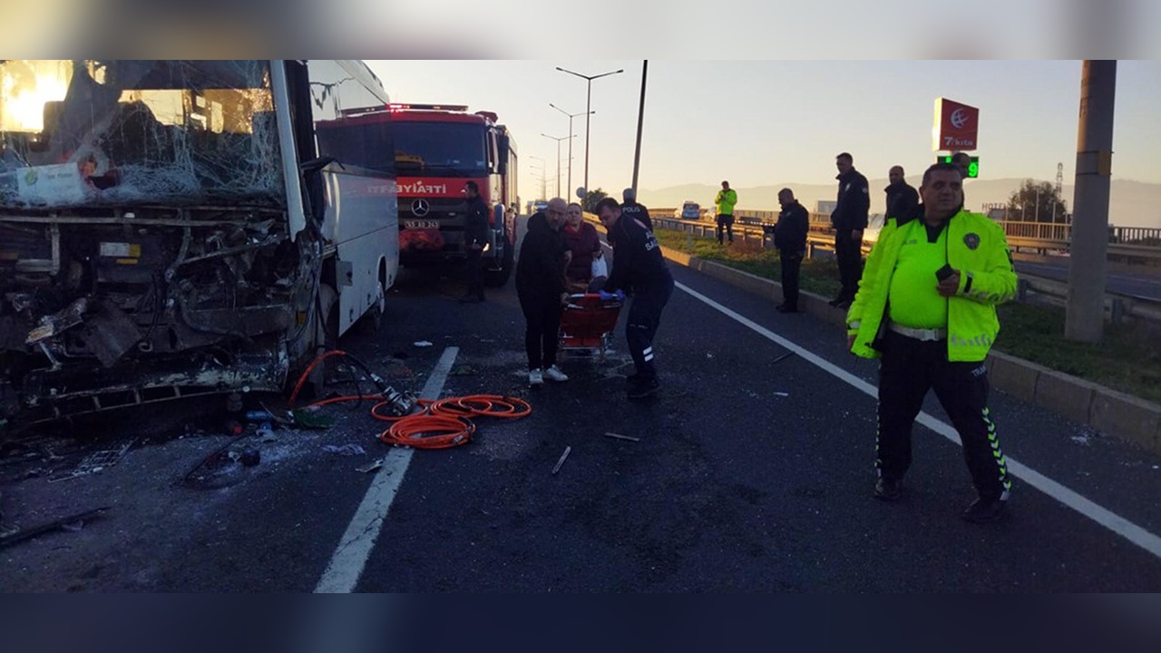 Manisa'da TIR ile servis midibüsü çarpıştı, 22 işçi yaralandı