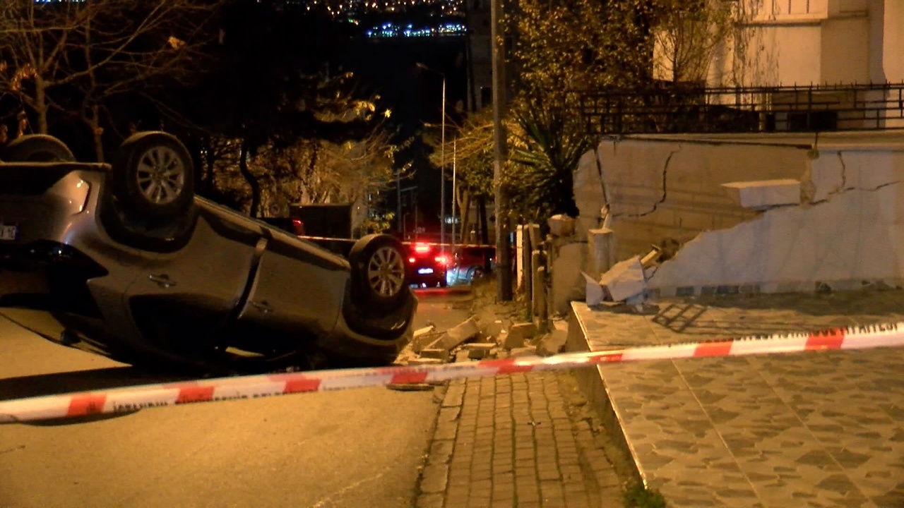 Küçükçekmece'de Otomobilin Çarptığı Bina Doğal Gaz Kutusunu Hasara Uğrattı