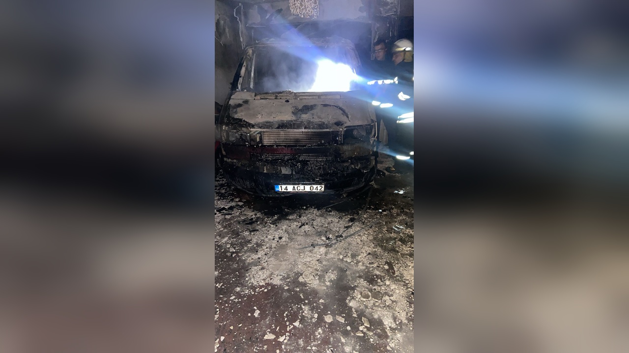 Bolu'da Garajda Yangın: İki Araç Alev Alev Yandı