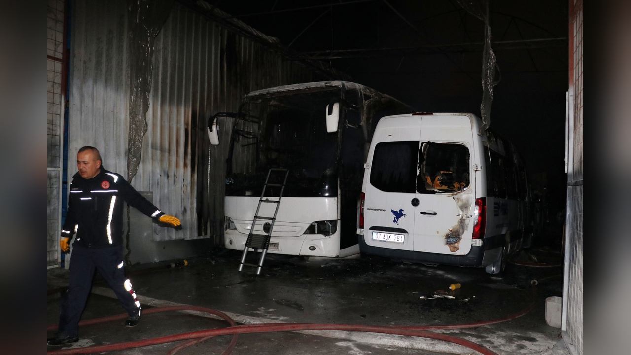 Oto tamir dükkanında çıkan yangında bir kişi hayatını kaybetti