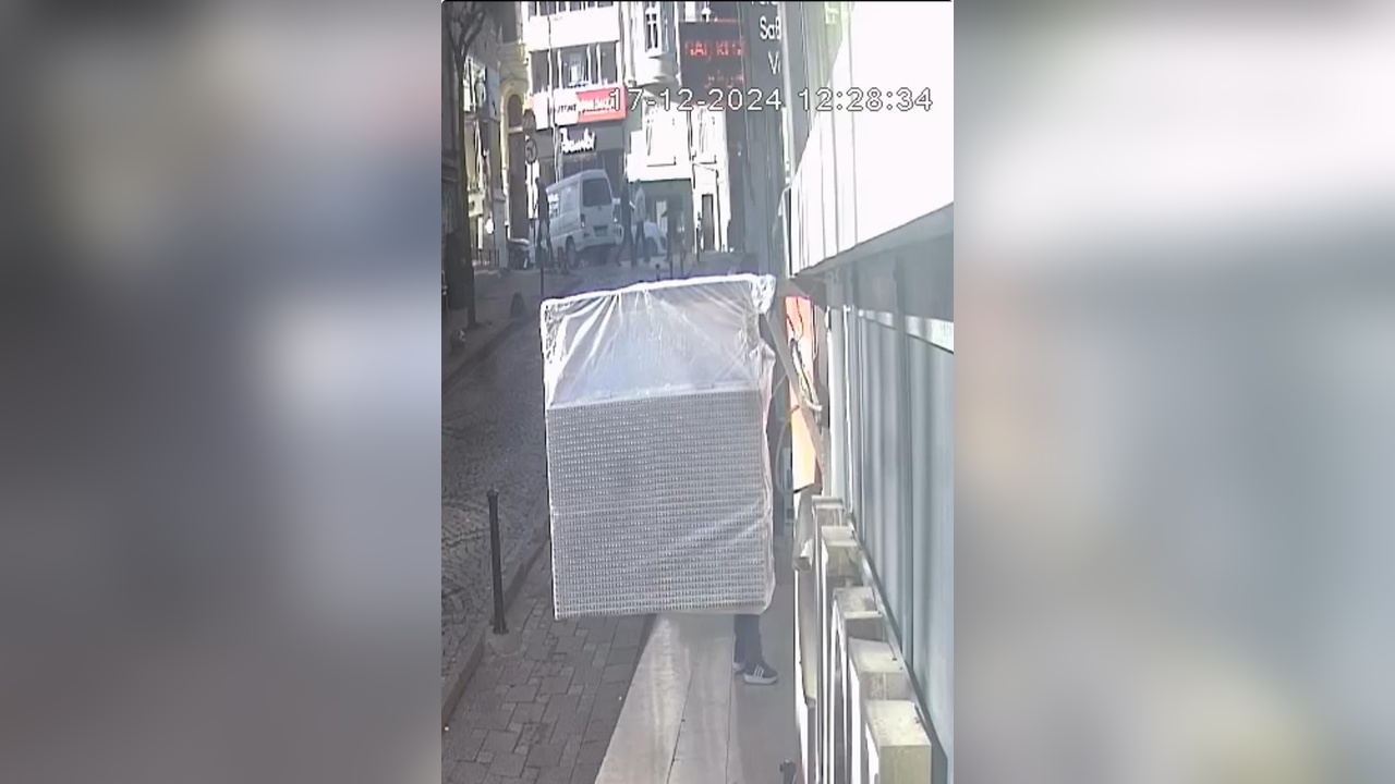 Şişli'de Bina Görevlisi Beton Parçalarından Kılpayı Kurtuldu