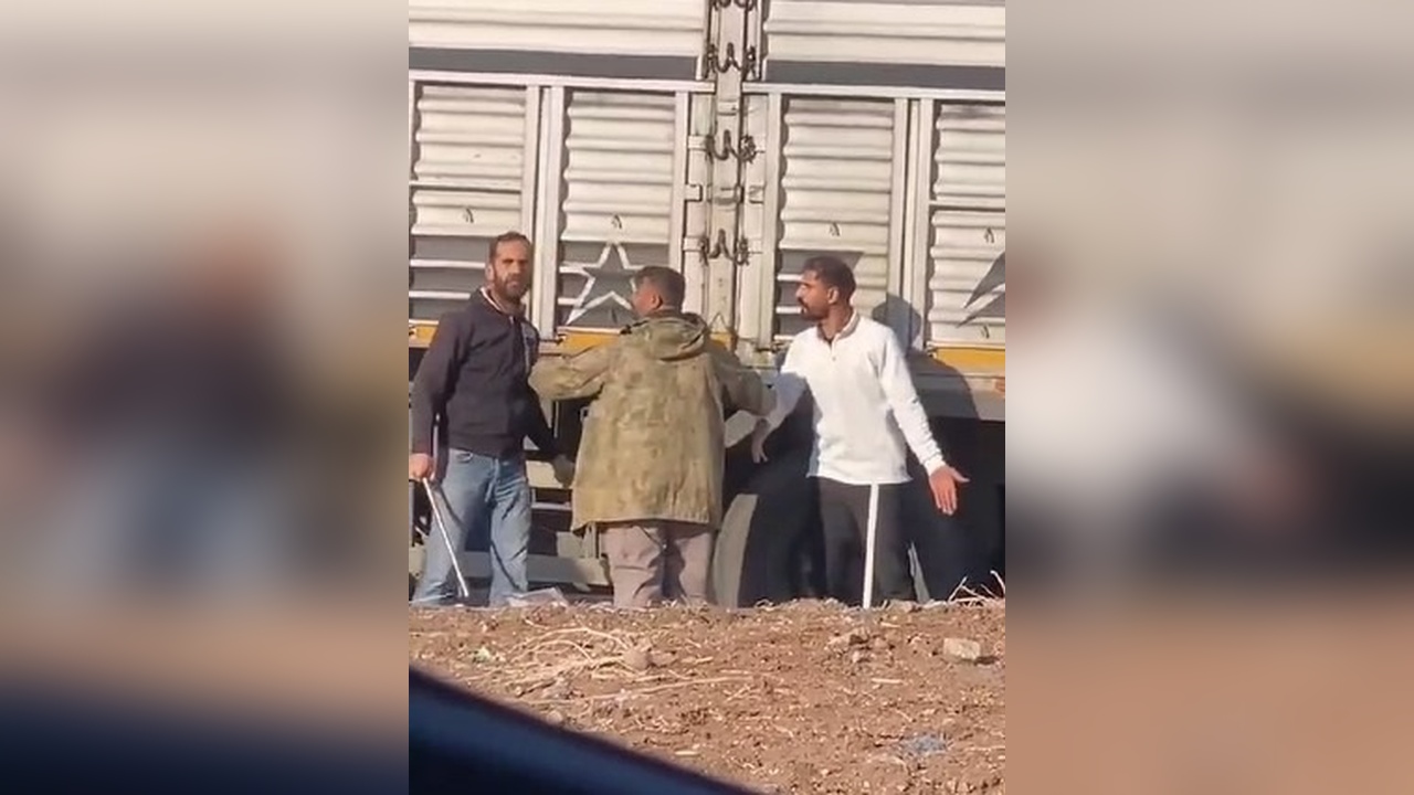 TIR Şoförleri Arasında Yol Verme Tartışması Görüntülendi