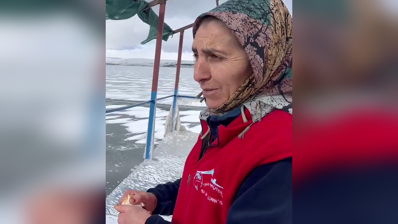 Çıldır Gölü'nde Buzlar Altında Kuşlara Yardım Eli