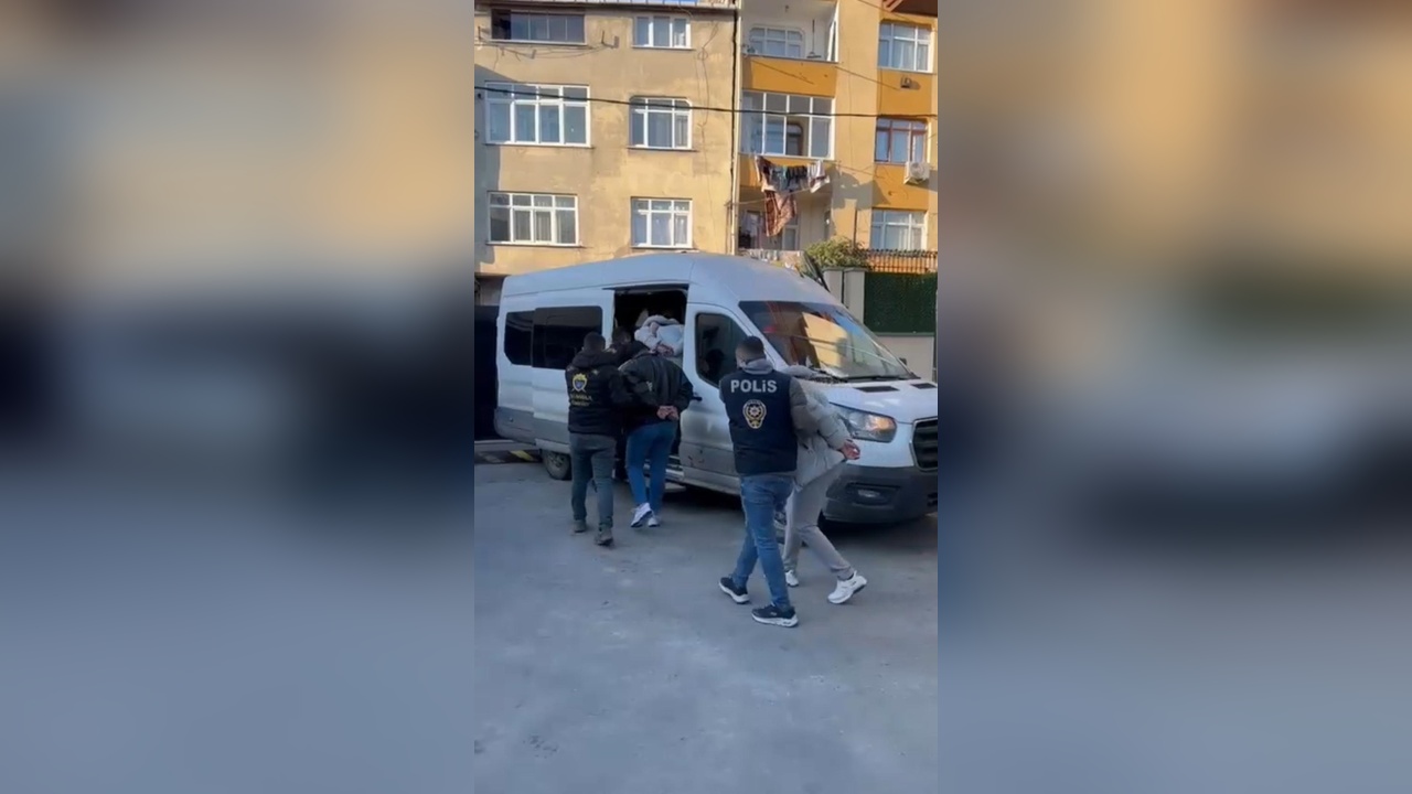 Esenler'de Asker Eğlencesi Yolu Kapattı, Sürücülere Cezalar Kesildi