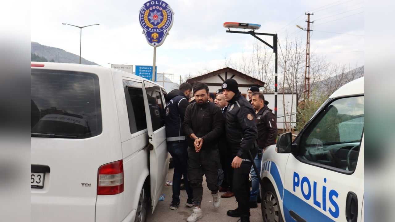 Göçmen Taşıyan Minibüs Polis Kontrolünde Yakalandı