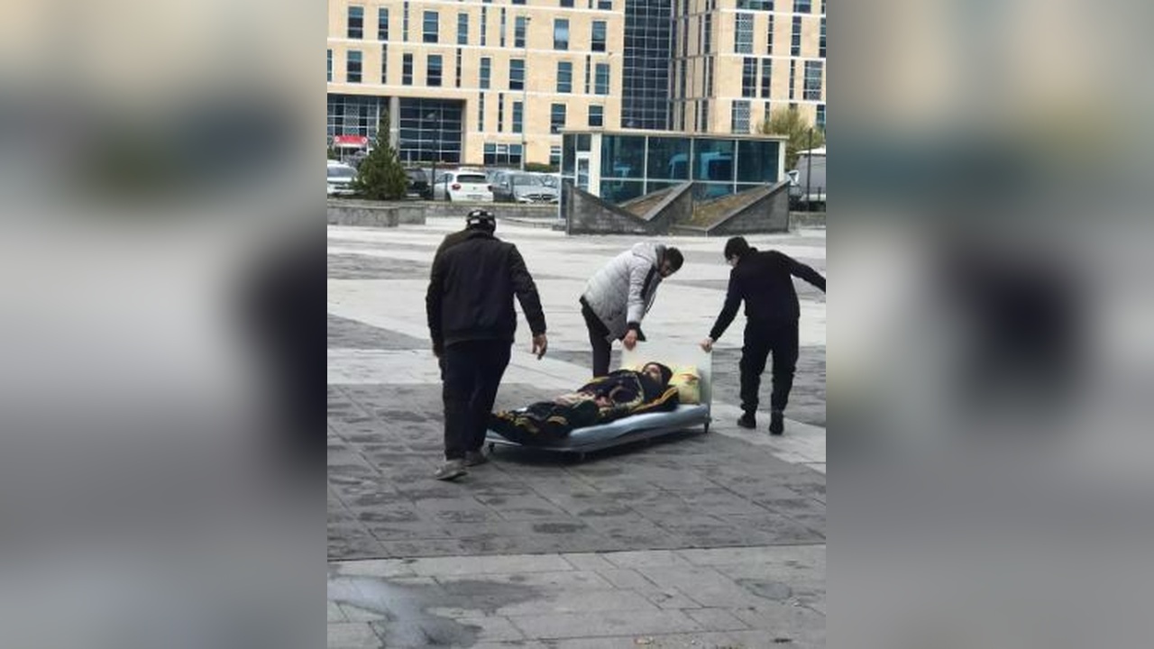 Tekerlekli Yatakla Mahkemeye Gelen Bedensel Engelli Kişi ve Eşi Artık Ayrı