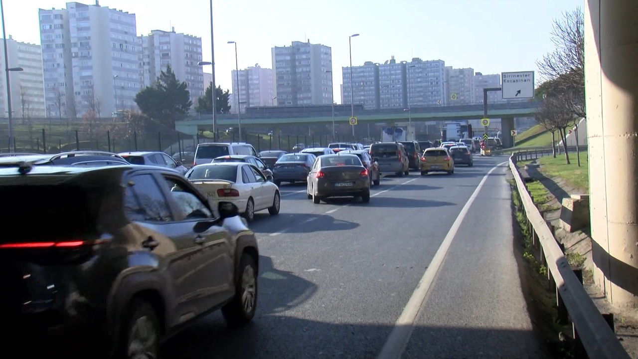 Bahçelievler'deki TIR Kazası D-100 Trafik Akışını Felç Etti