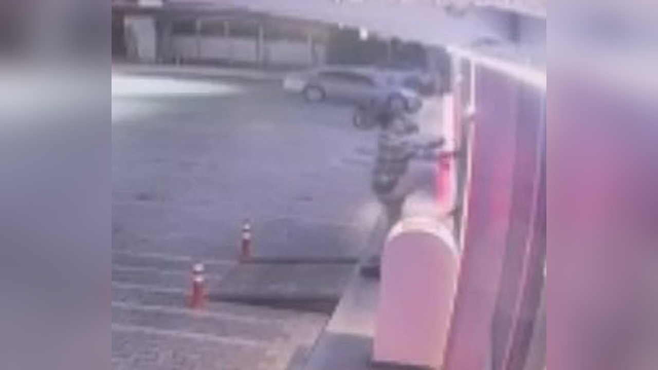 Bıçakla tehdit eden şüpheli, polis tarafından vurularak durduruldu